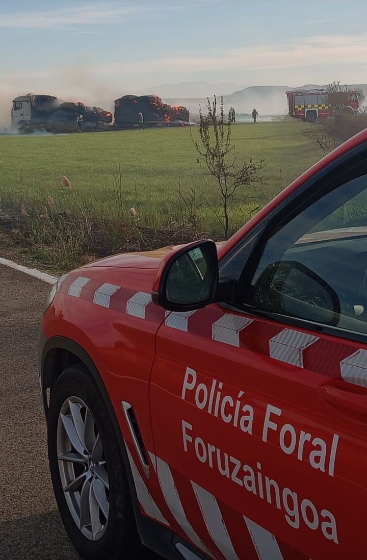 Un camión de paja arde en la NA-5390 en Carcastillo y el fuego se propaga a una zona de vegetación