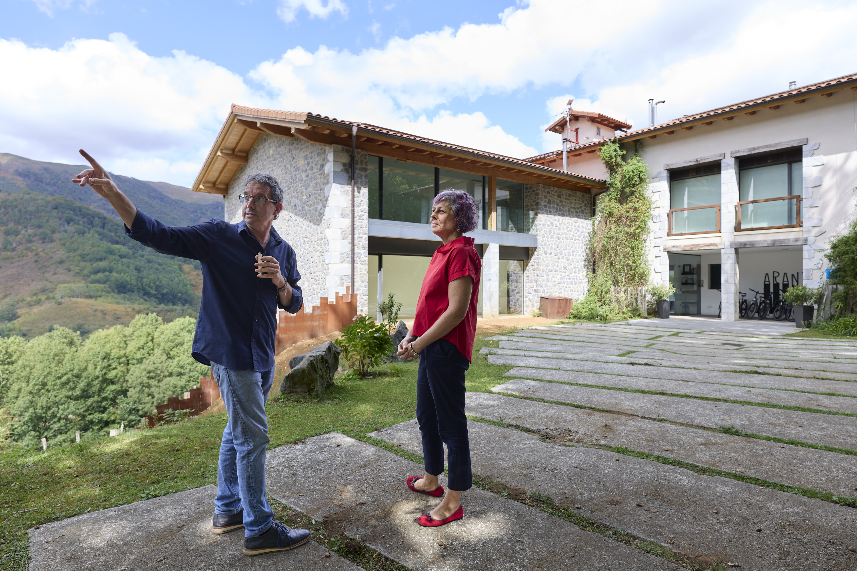 La consejera Esnaola visita Arantza Hotela, el primer hotel de 5 estrellas de España que compensa su huella de carbono