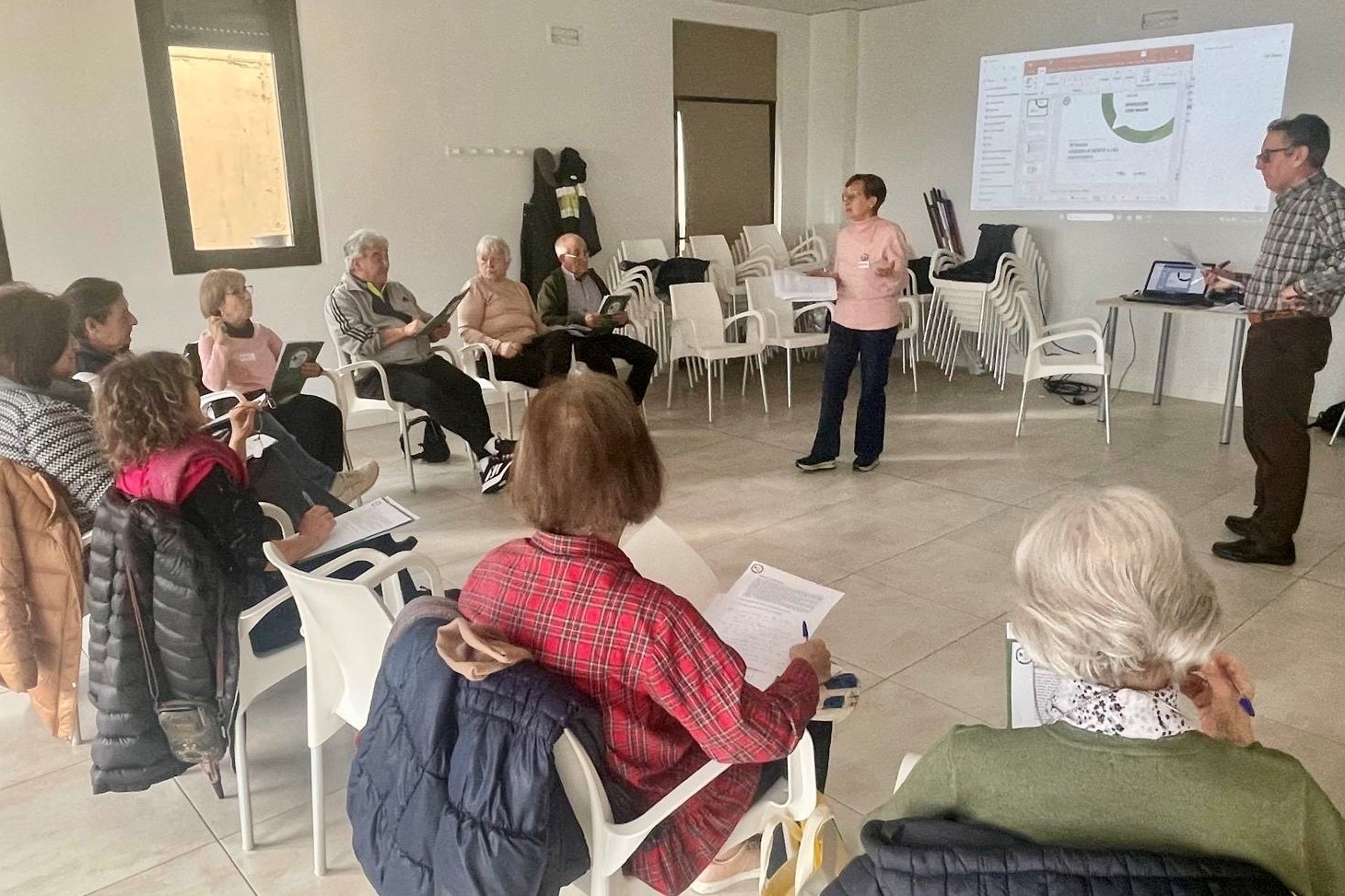 La Escuela de Salud de Navarra presenta su programación de talleres, con una novedad centrada en ostomías