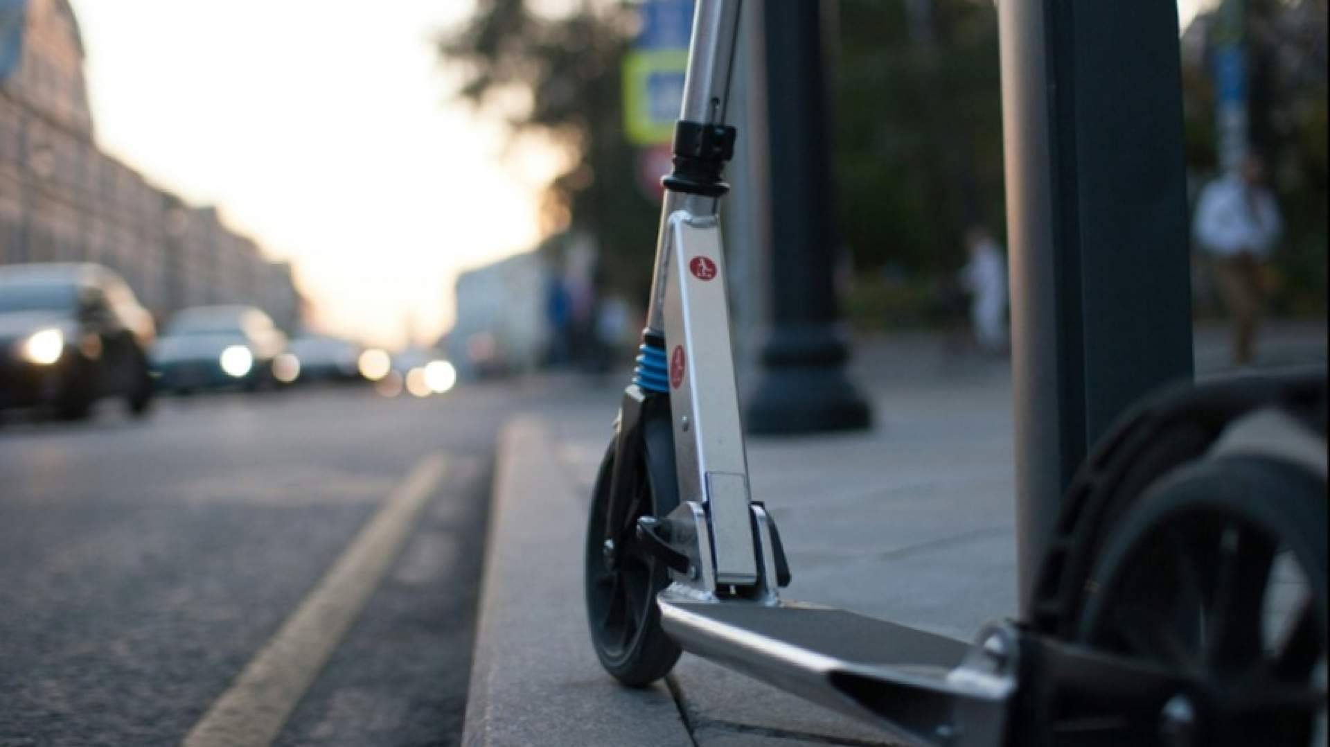 La última milla sobre dos ruedas; NZI recuerda el papel del casco en los desplazamientos en patinete