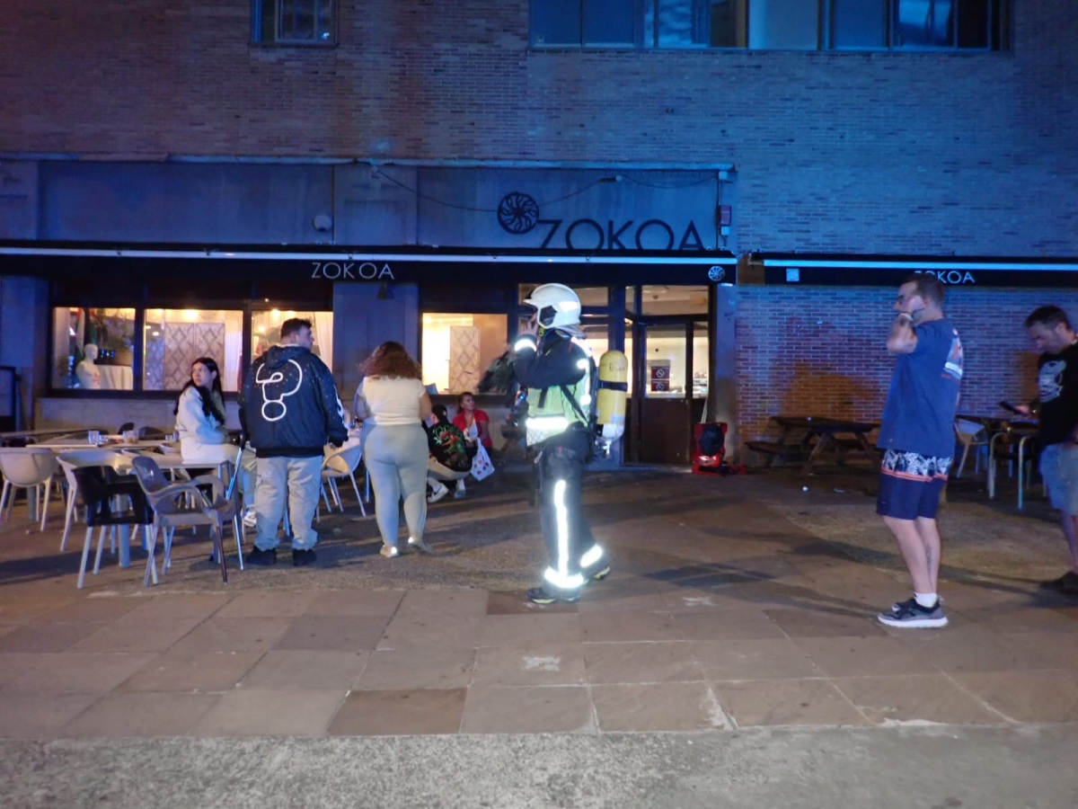 Un varón, de 39 años, herido leve por inhalación de humo tras el incendio de una freidora en un bar de la Rotxapea