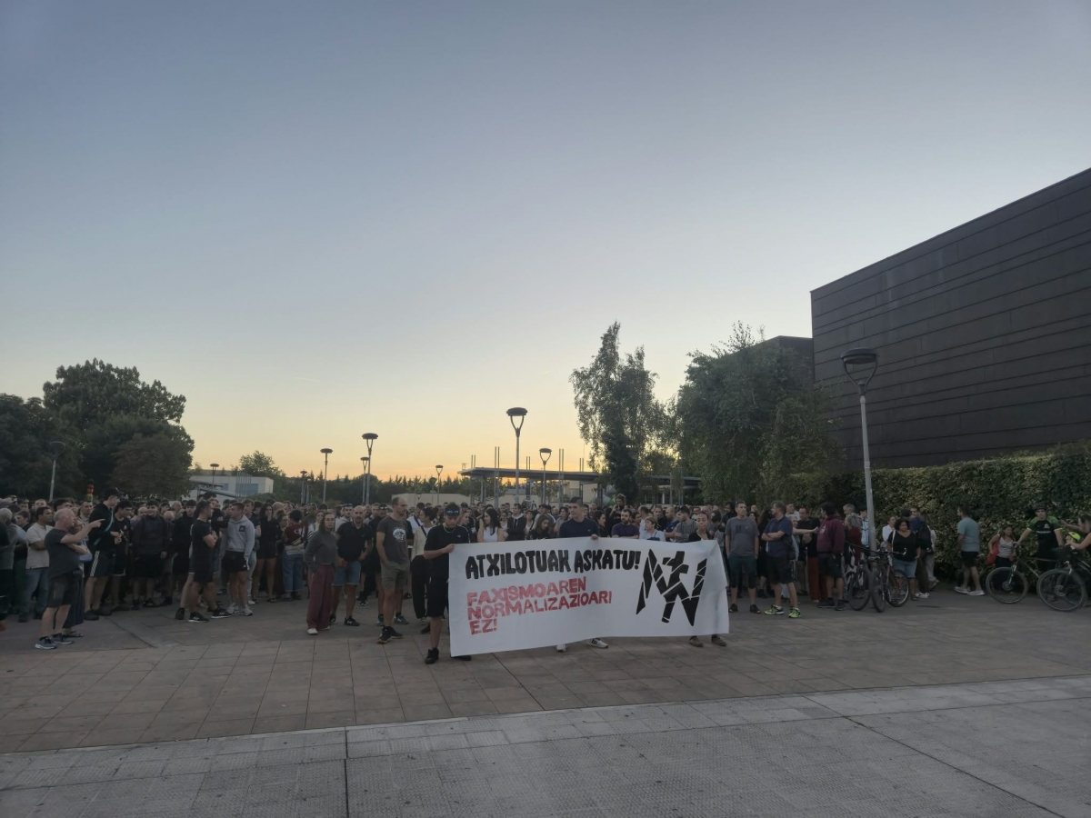 Cientos de personas se concentran en Berriozar en solidaridad con los jóvenes detenidos y exigen su libertad inmediata