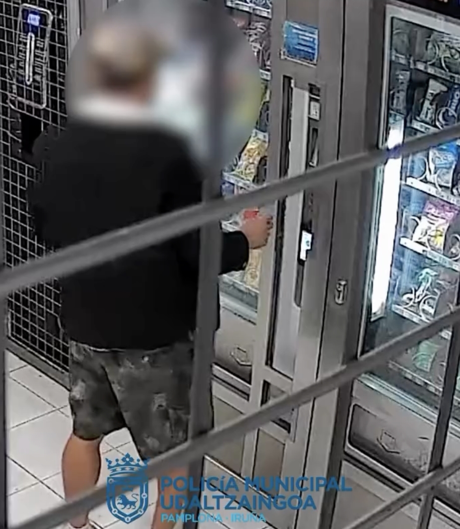 Detenido un hombre, de 26 años por robar un bolso de un coche en Pamplona y usar después las tarjetas para hacer compras