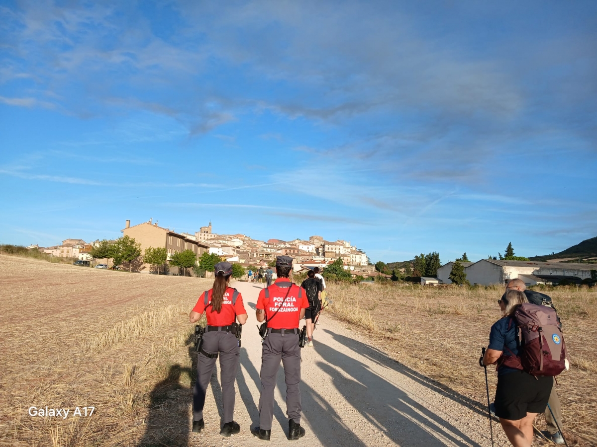 La Policía Foral intensifica la vigilancia a pie en el Camino de Santiago a su paso por la merindad de Estella