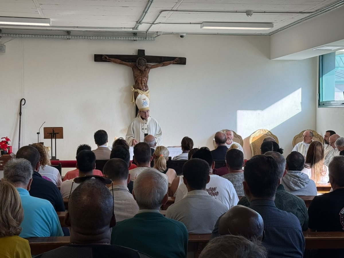 El arzobispo recuerda en la cárcel de Pamplona que “los errores cometidos en la vida no determinan la identidad