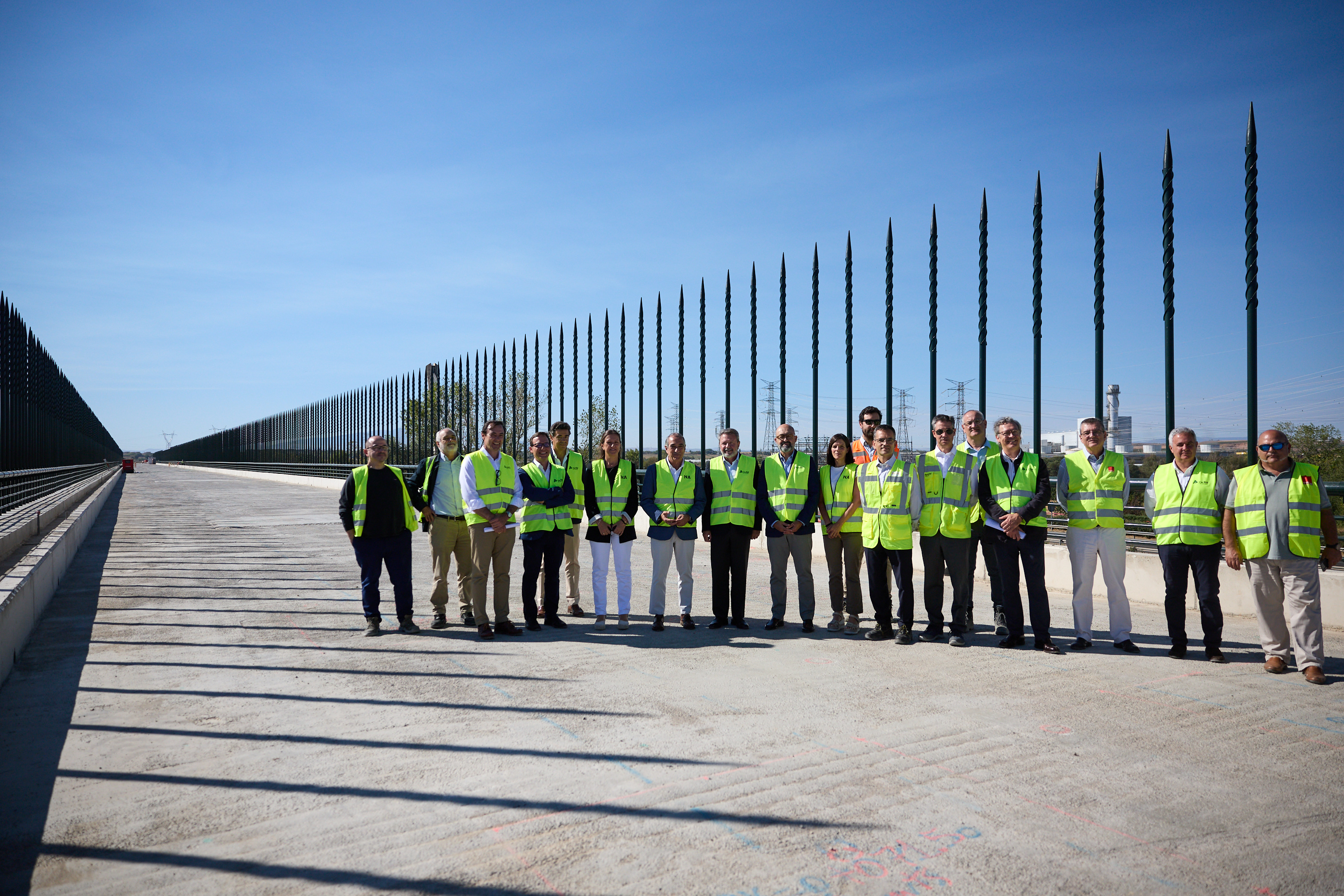 El Gobierno anuncia la adjudicación del proyecto para la estación del TAV en Pamplona en una visita al viaducto del Ebro