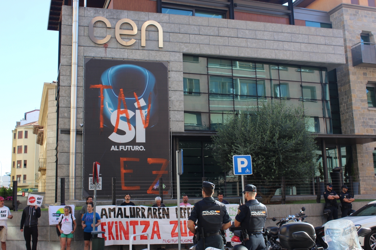 Activistas antiTAV pintan de rojo la pancarta situada en la sede la patronal navarra en Pamplona 