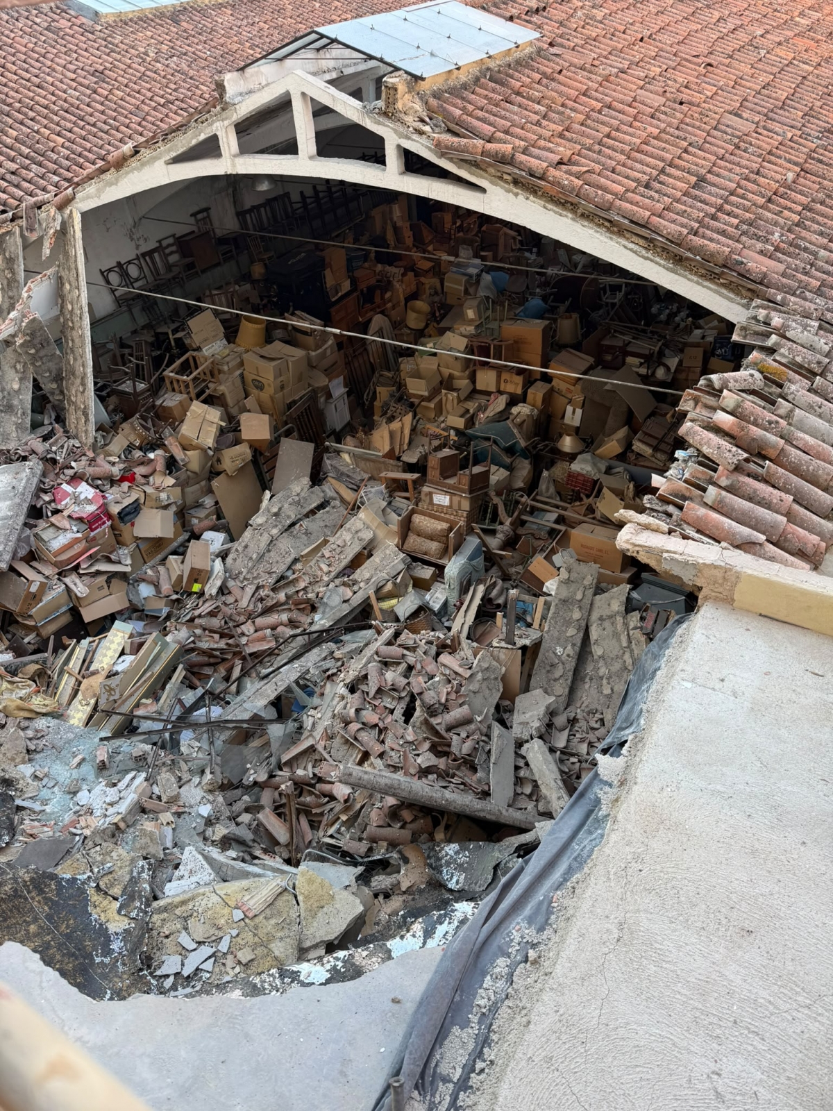 Se hunde una terraza afectando a parte de una nave interior bajo un bloque de viviendas en Berriozar