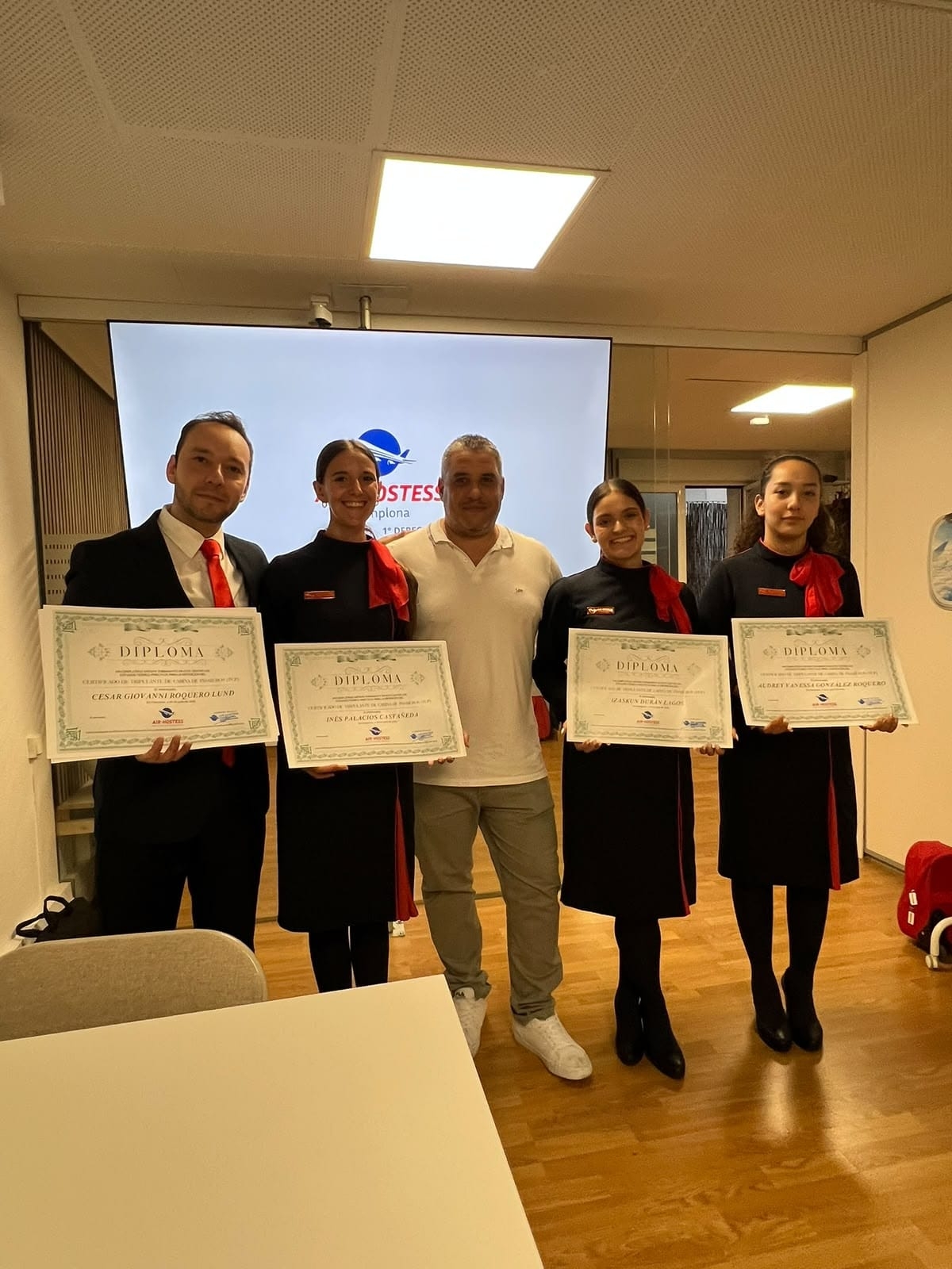 Air Hostess Pamplona abre una puerta al mundo de la aviación