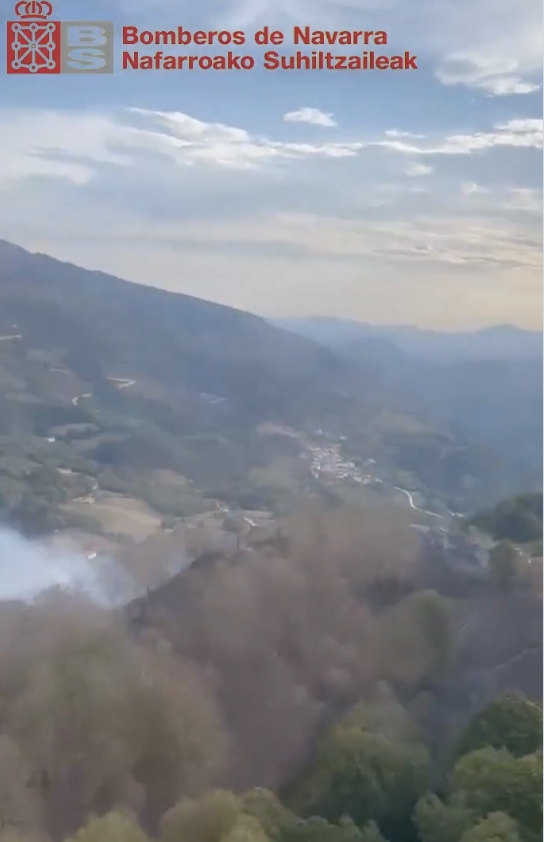 El fuerte viento complica las labores de extinción de un incendio forestal entre Leitza y Ezkurra