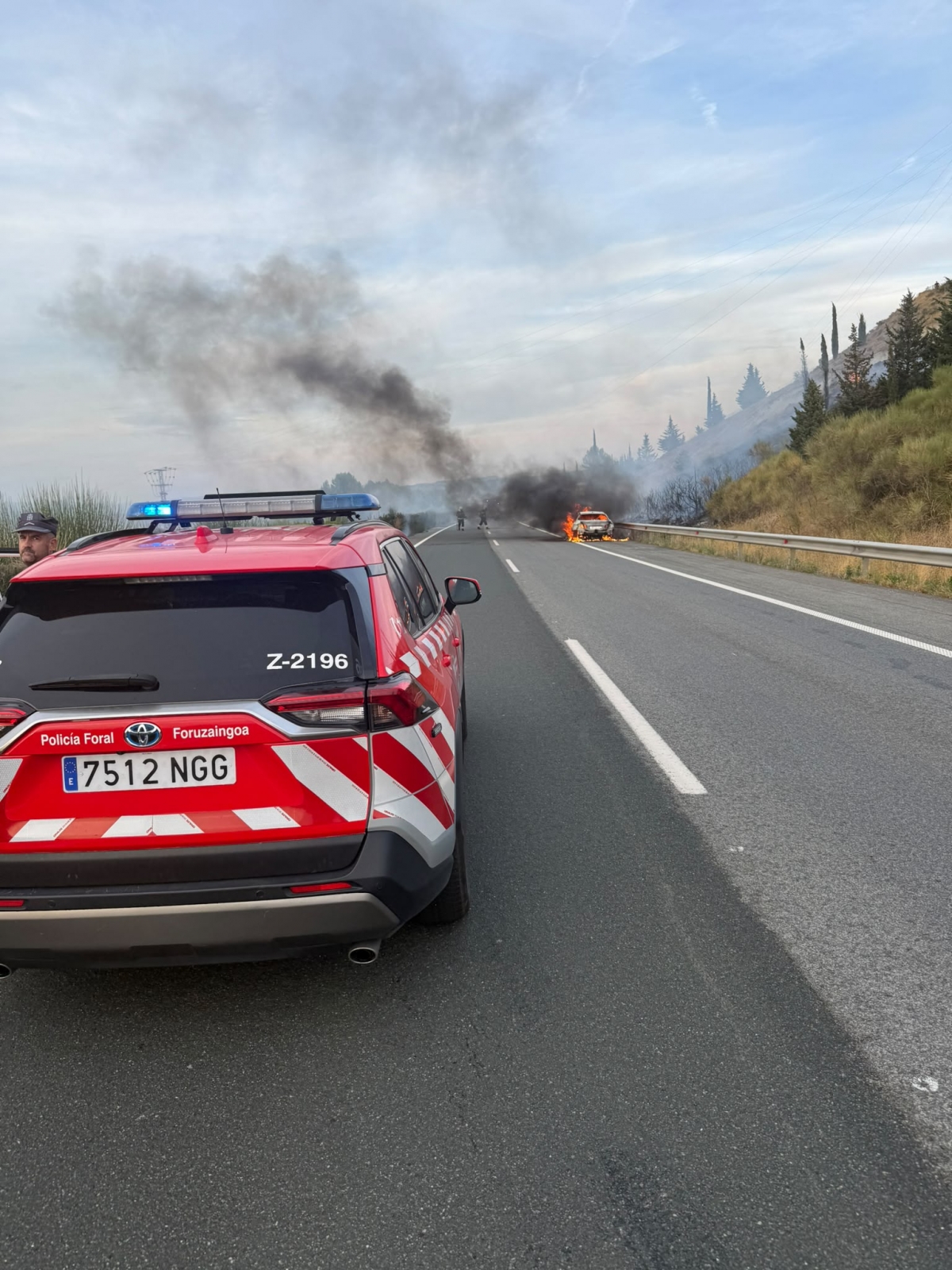 El aparatoso incendio de un vehículo en Tiebas provoca el corte en sentido norte de la AP-15