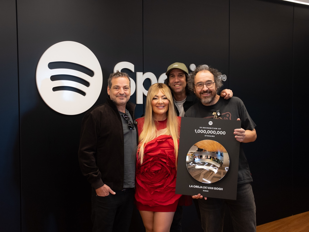 La Oreja de Van Gogh recibe la placa del Billions Club de Spotify por los mil millones de reproducciones de 'Rosas'