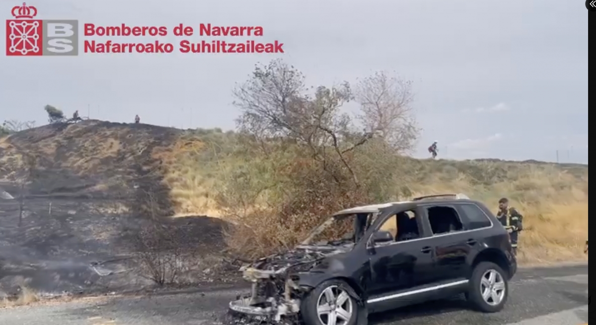Arde otro vehículo propagándose a la vegetación junto a la carretera NA-115, en Olite