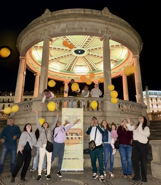 Pamplona ilumina de amarillo el kiosko de la Plaza del Castillo para visibilizar el Trastorno del Desarrollo del Lenguaje