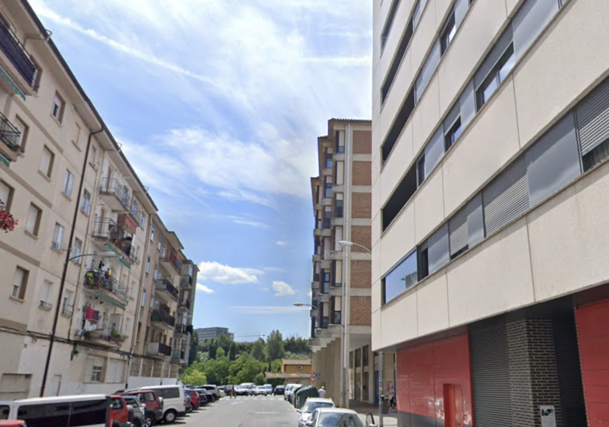 Una niña de 9 años, trasladada al HUN por inhalar humo en un incendio en un edificio de Burlada