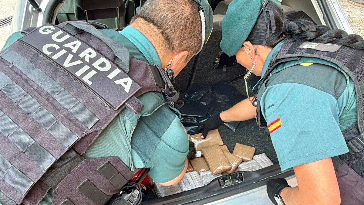 La Guardia Civil detiene en Tafalla a dos jóvenes franceses con más de seis kilos de hachís en el maletero