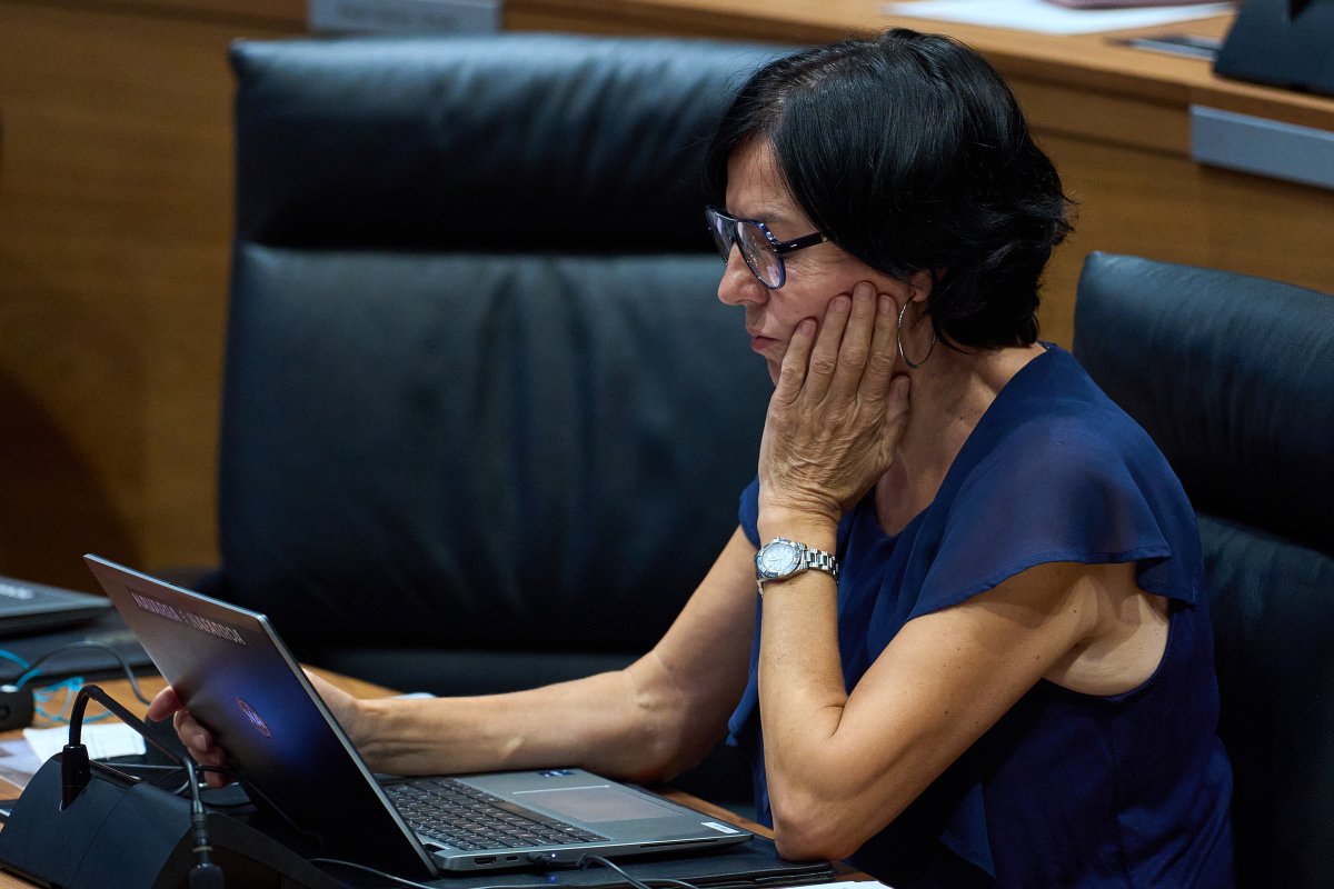 El Parlamento pide reforzar la atención psicológica a las personas cuidadoras de dependientes en Primaria