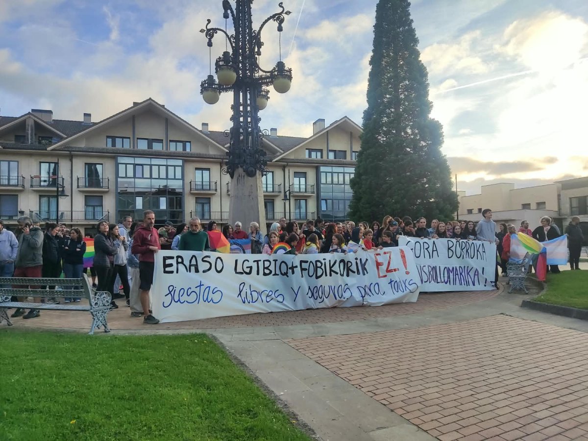 Colectivos del Valle de Egüés se manifiestan contra el acoso a Lafarruka Batucada y las agresiones LGTBIQ+fóbicas