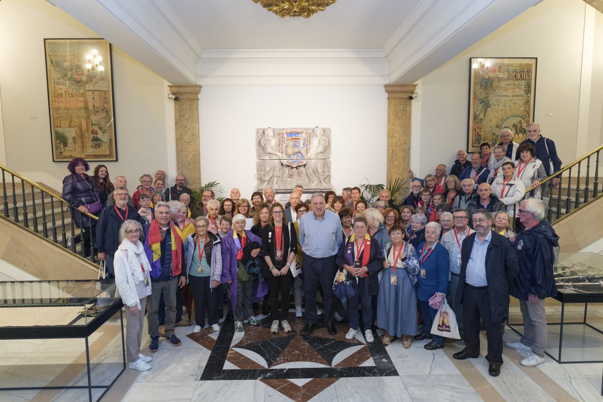 Recibimiento municipal a los colectivos memorialistas de ambos lados de la frontera reunidos en Pamplona 