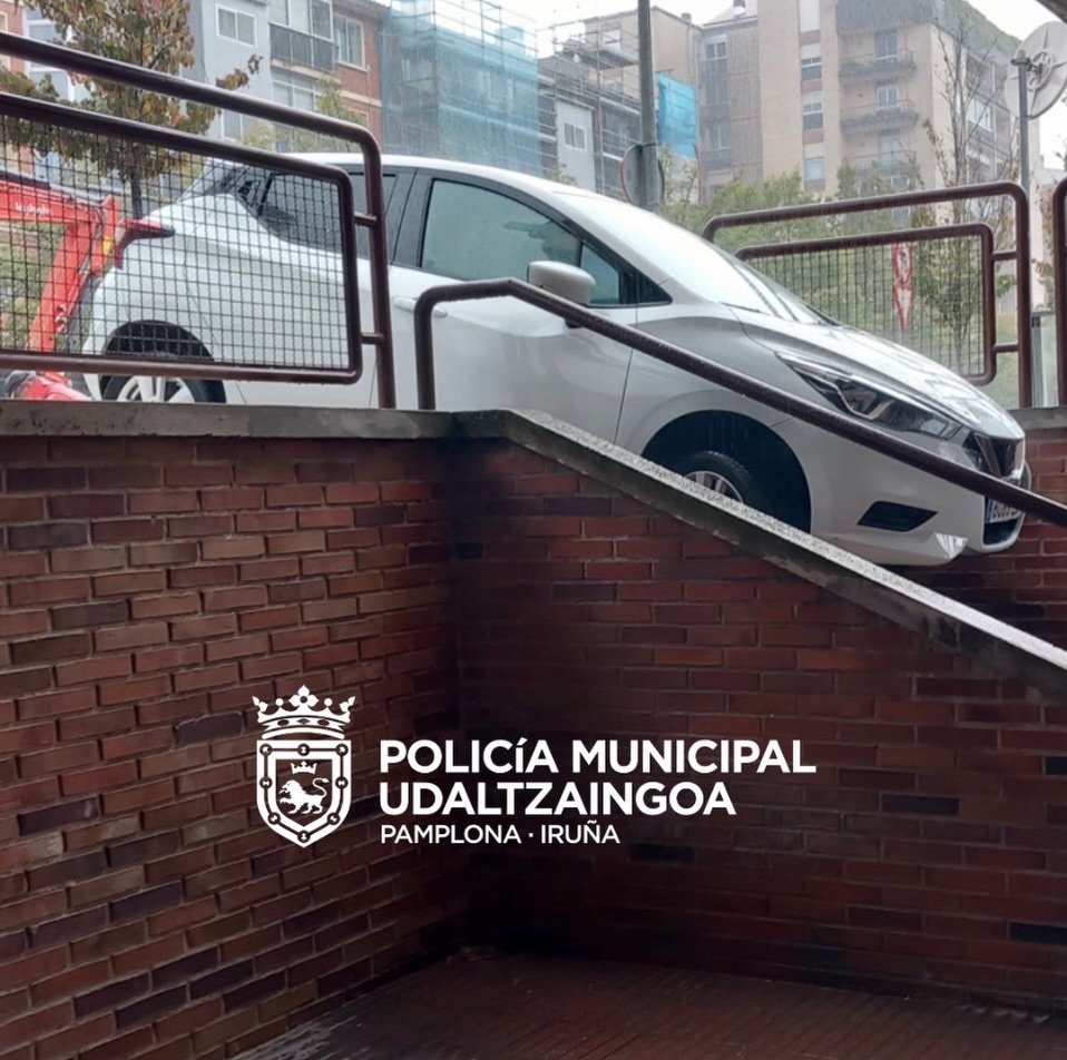 Aparatosa salida de vía en Iturrama: el vehículo ha quedado a punto de caer por unas escaleras