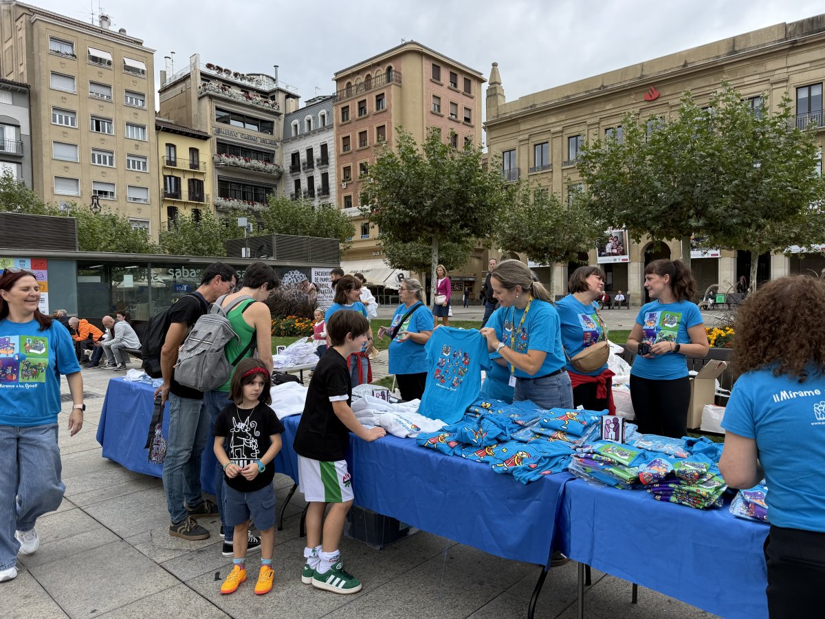 La Asociación Navarra de Autismo reparte cerca de 1.000 camisetas con pictogramas en la Plaza del Castillo para visibilizar el TEA