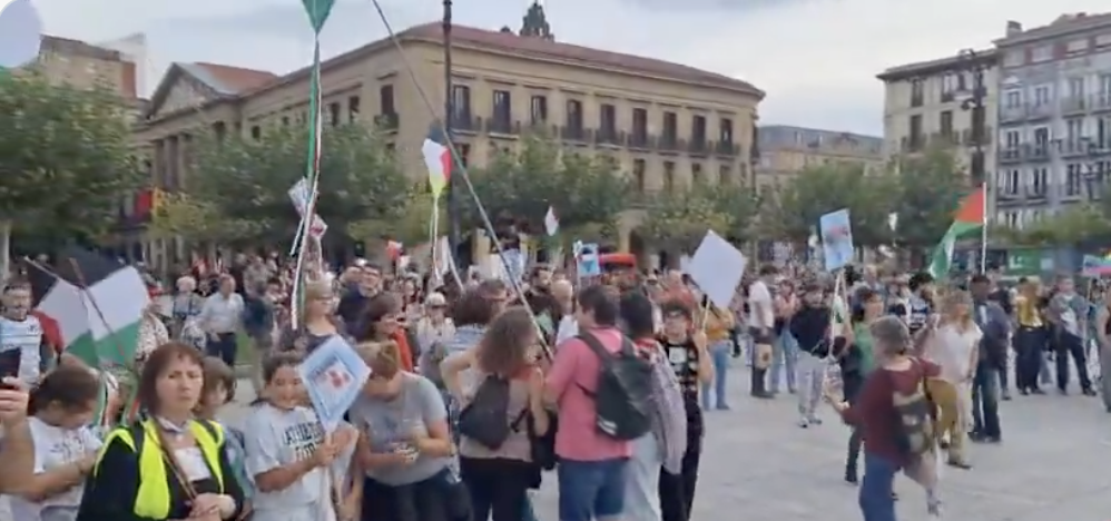 Miles de personas recorren Pamplona en una multitudinaria manifestación contra el genocidio en Gaza