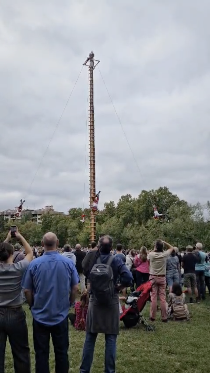 Los Voladores de Papantla ya planean en la Vuelta del Castillo de Pamplona