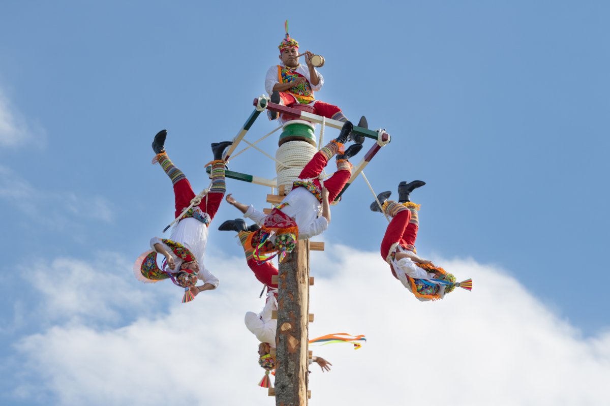 Los Voladores de Papantla ya planean en la Vuelta del Castillo de Pamplona