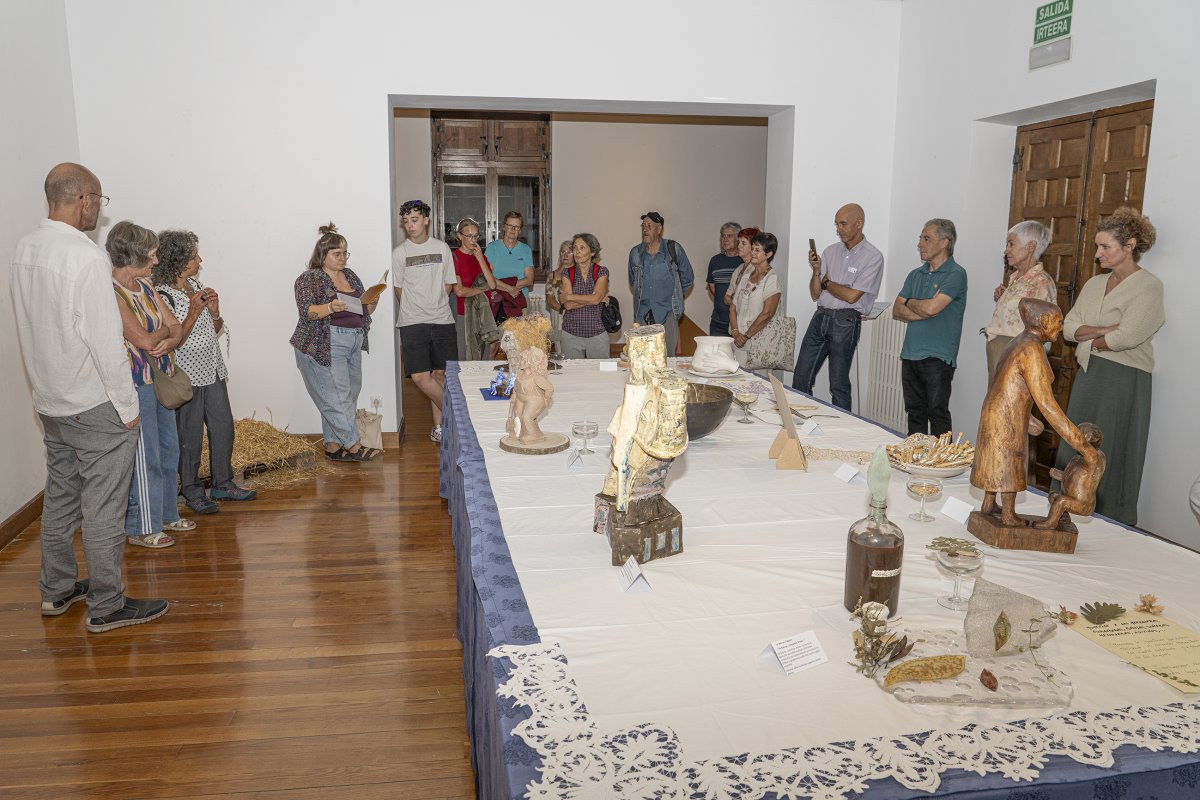 La exposición itinerante sobre la mujer rural llega a las casas de cultura de Estella y Obanos