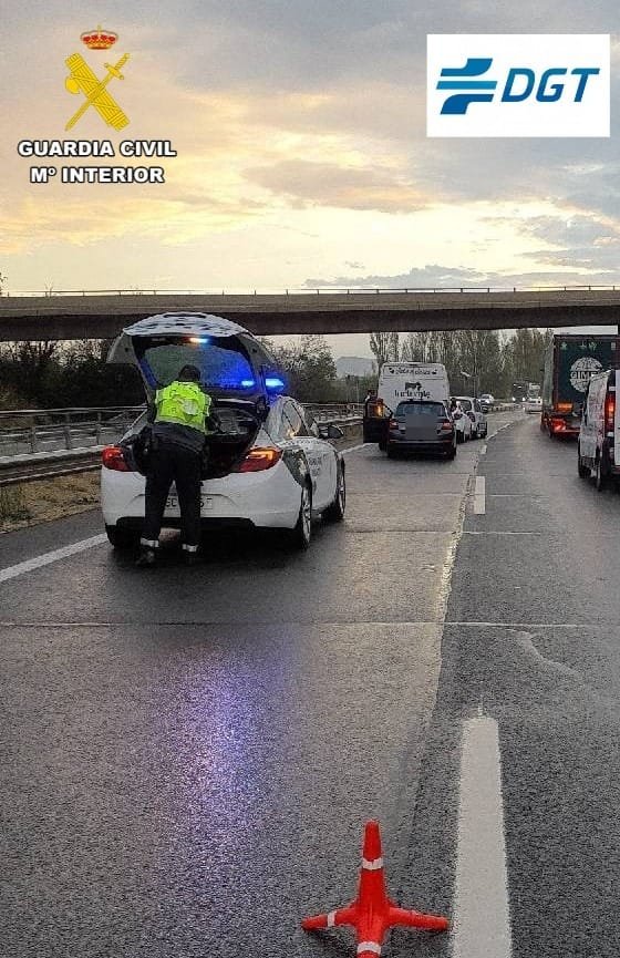 Un choque por alcance múltiple con cinco vehículos corta un carril de la A-15 en Zizur y provoca largas retenciones
