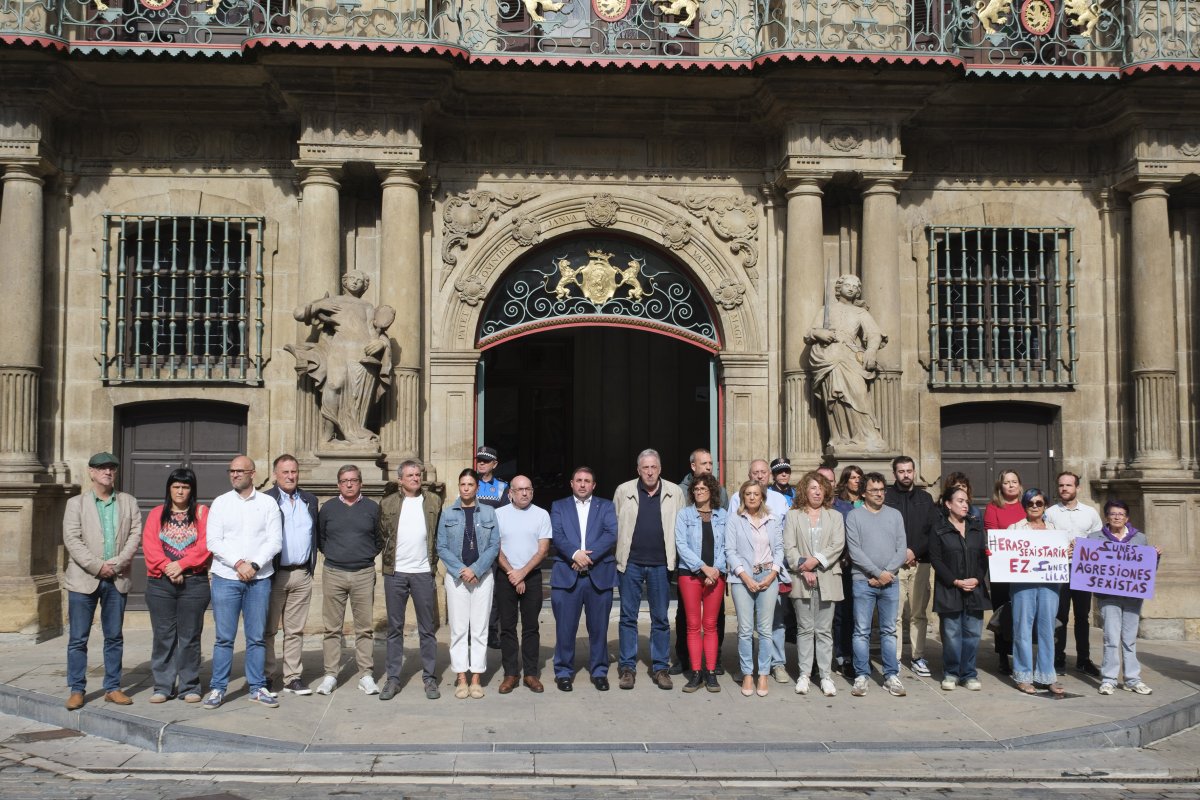 La corporación municipal de Pamplona se concentra en silencio para rechazar las violaciones a una mujer en Aranzadi