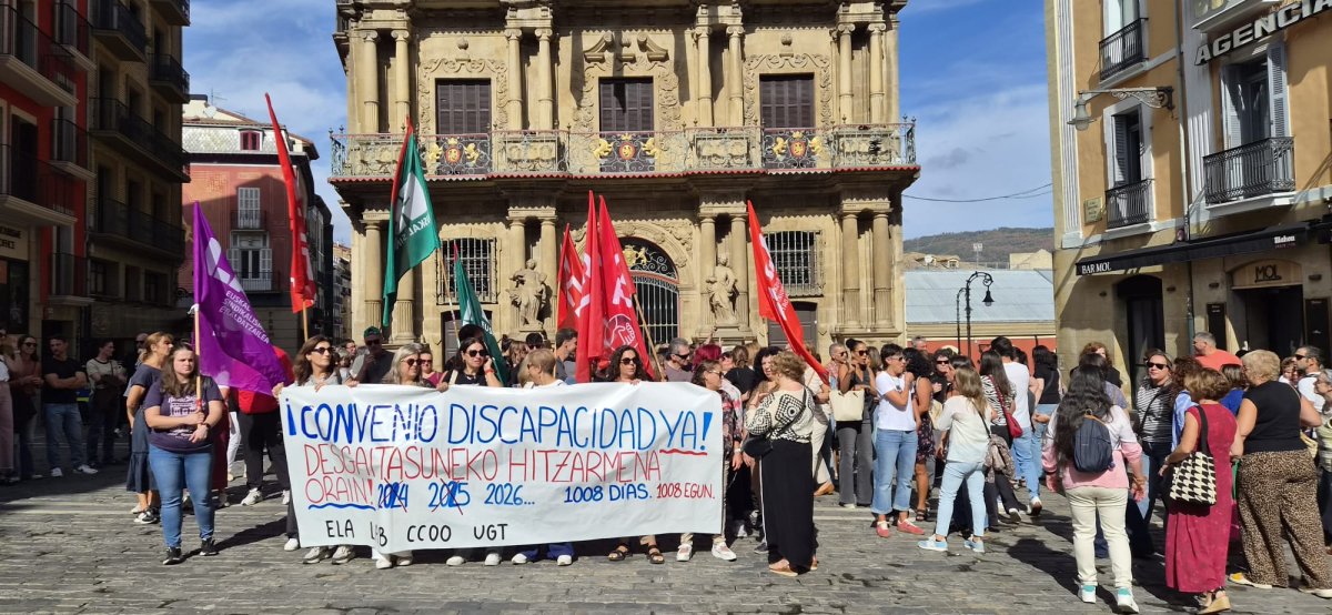 El sector de la discapacidad se moviliza en Pamplona para exigir el desbloqueo de un convenio parado casi tres años