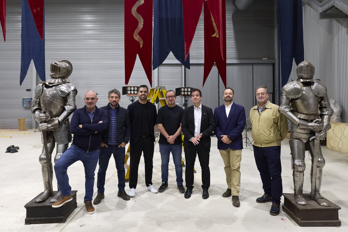 Lekaroz se afianza como plató de cine: el consejero Irujo visita el rodaje de la película de terror HACHA