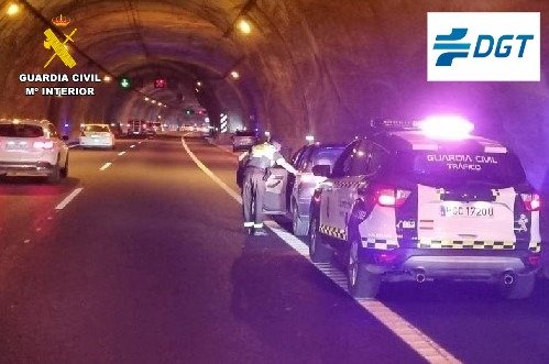 Un herido al chocar dos coches contra una pieza metálica en el túnel de El Perdón