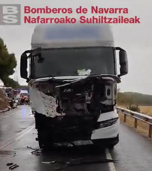 Un hombre, de 40 años, herido tras una aparatosa colisión entre un turismo y un camión en la N-113, en Cintruénigo