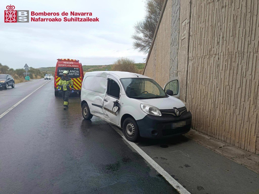 Evacuado al hospital un hombre, de 49 años, tras una colisión entre una furgoneta y un camión en la NA-115, en Funes