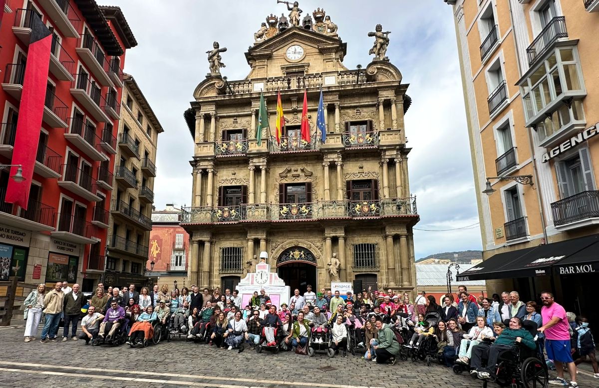 Un centenar de personas reivindica en Pamplona el derecho de las familias a "cuidar sin renunciar"