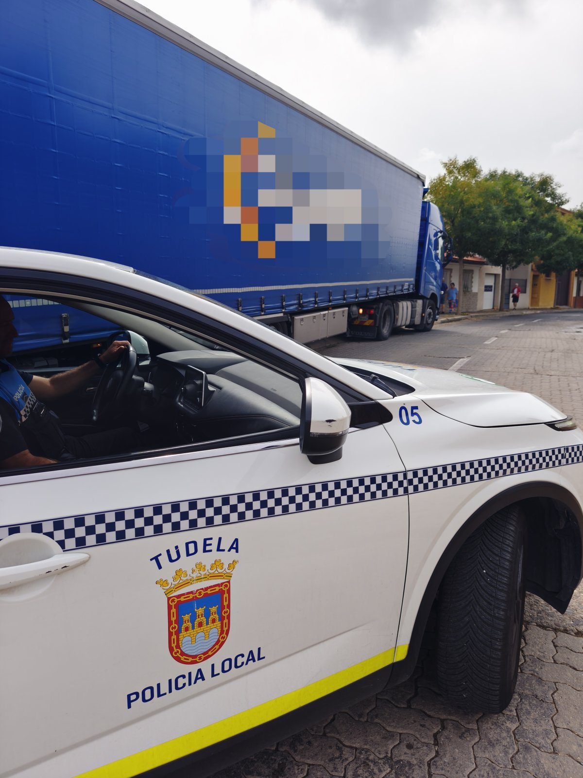 Un tráiler queda atascado en una cuesta de Tudela