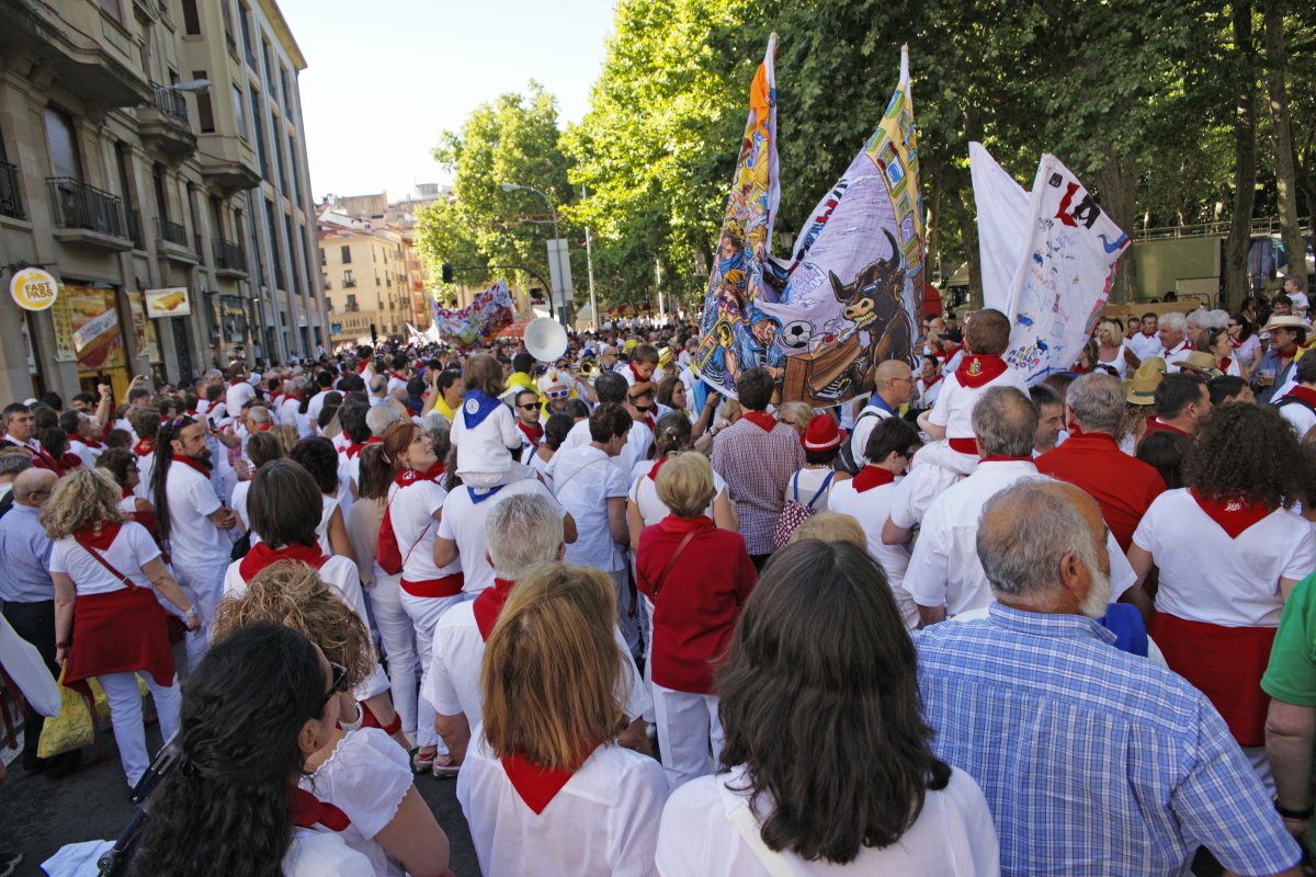 El Ayuntamiento de Pamplona reparte 85.000 euros entre las 17 peñas por sus actividades en San Fermín