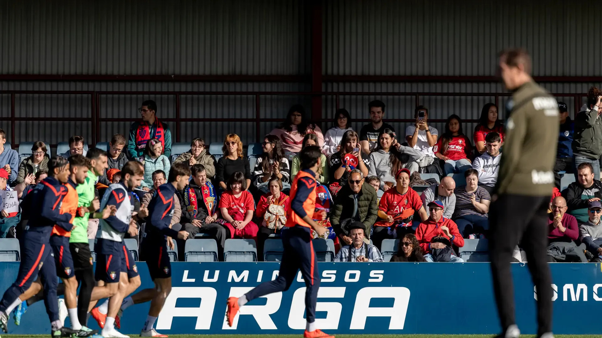 Osasuna entrena en Tajonar con 400 asistentes mientras prepara el duelo ante el Betis 