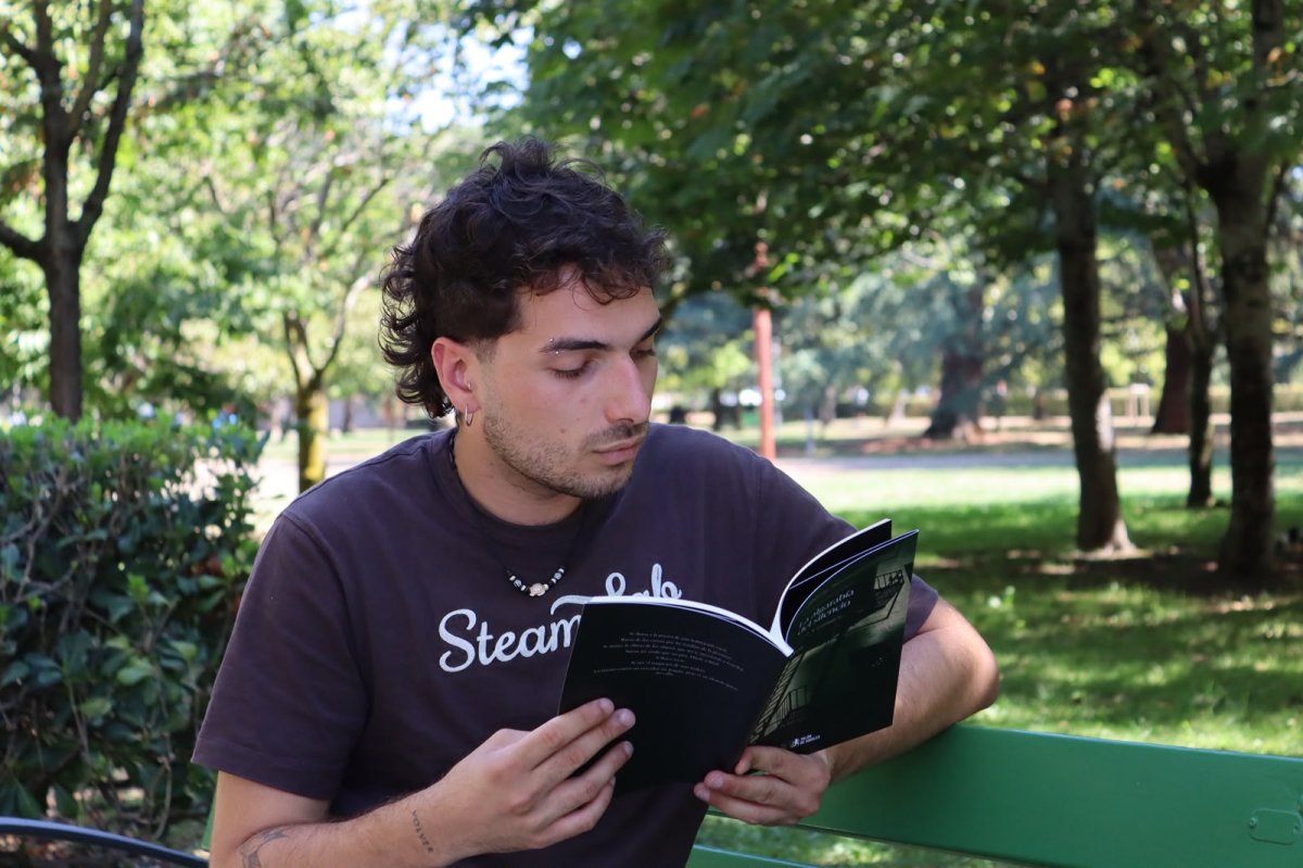 El pamplonés Iñaki Aranguren presenta su primer poemario 'La algarabía del silencio'