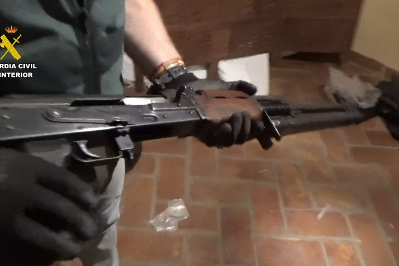 Detienen a ocho por tráfico de drogas y armas en Guadalajara e incautan casi tres toneladas de cocaína y cuatro fusiles de asalto en una casa rural