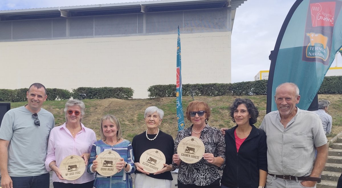Larraintzar rinde homenaje a cuatro mujeres de la cadena de la Ternera de Navarra en su II Día