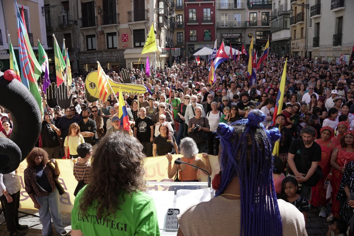 Miles de personas marchan en Pamplona contra el fascismo y el racismo y cierran la jornada con arroces del mundo
