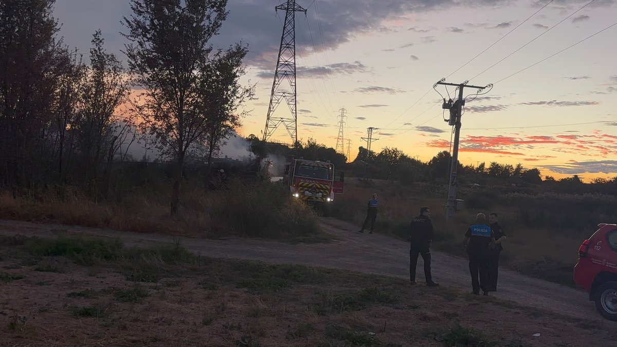 Sofocado un incendio en una caseta de huerta junto a una torre de alta tensión, en la trasera del Lidl de Tudela