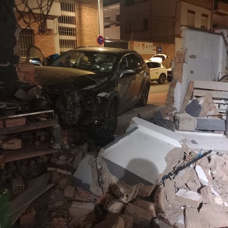 Una conductora sin carné se estampa contra el muro de una vivienda en Tudela y huye del lugar