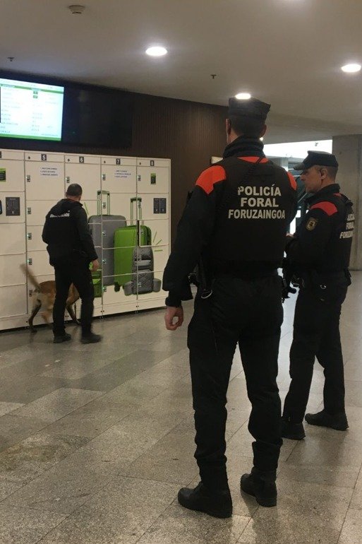 Un agente de Policía Foral fuera de servicio frena un robo con violencia en Bilbao
