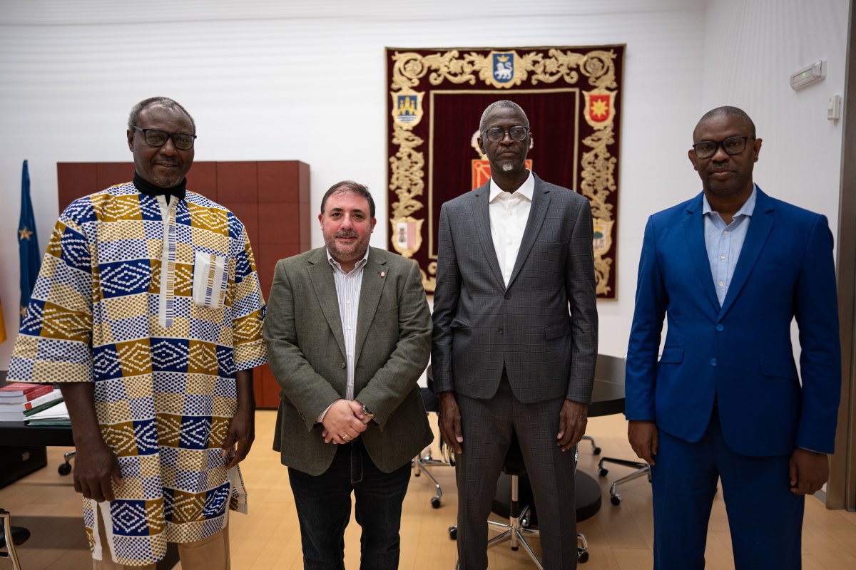 Hualde recibe a una delegación senegalesa de Rufisque que busca modelos de atención a la infancia