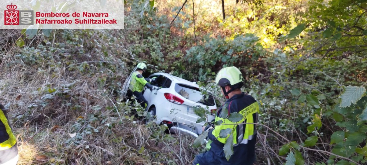 Ilesa tras caer aparatosamente por un terraplén en la cuesta de Beloso