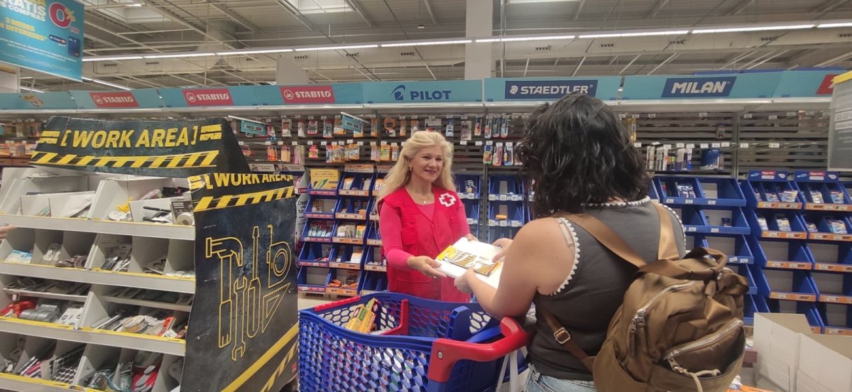 Carrefour y Cruz Roja entregan 3.523 euros en material escolar para la infancia en riesgo social de Navarra
